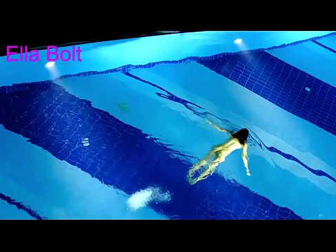 ❤️ म हेर्न रोक्न सक्दिन, जवान गोरा ELLA BOLT रिसोर्ट पूलमा नग्न पौडी खेल्दै समातियो ❤ गुदा अश्लील ️❤